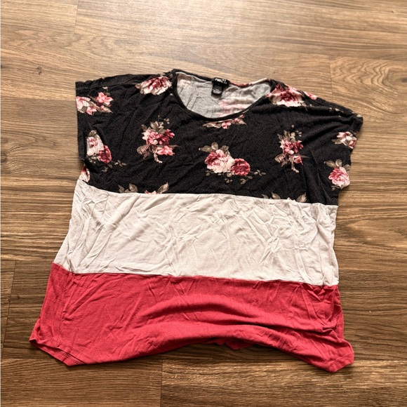 Rue21 Tops - Rue21 Floral Colorblock Short Sleeve Top - Black, White, Red